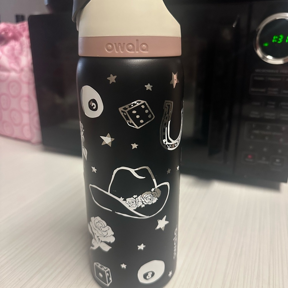 🤠Owala Black and White Patterned Water Bottle 💦